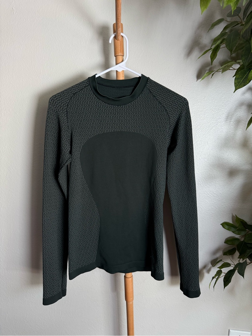 Lululemon RAREπ₯ Black Dark Green Logo Patterned Athletic Long Sleeve Top Size 4